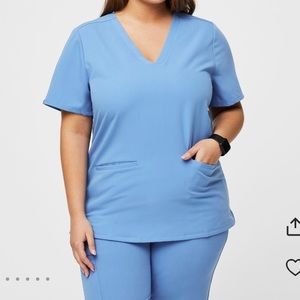 FIGS Ciel Womens Casma Three Pocket Scrub Top in Small